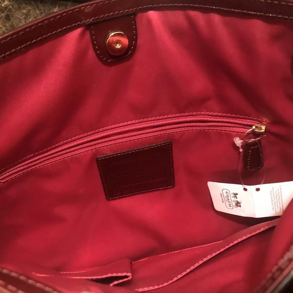 🎉HP🎉New! Coach Crimson Poppy Slim Convertible Patent Leather Tote Gold Chain🥀 - Picture 10 of 15